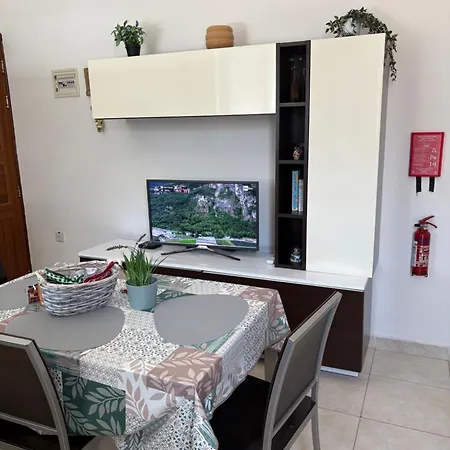 Cosy 2 Bedroom Penthouse With Terraces & Seaview