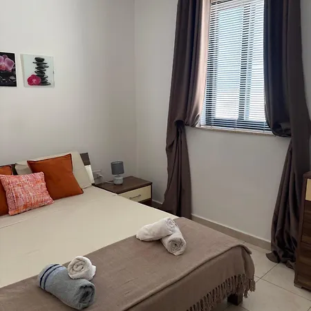 Cosy 2 Bedroom Penthouse With Terraces & Seaview Apartmán