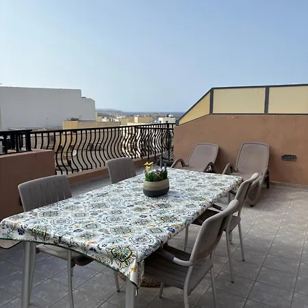 Apartman Cosy 2 Bedroom Penthouse With Terraces & Seaview