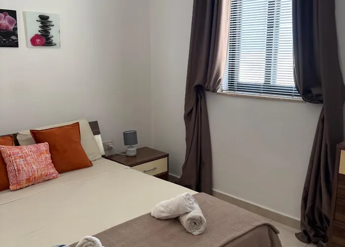 Cosy 2 Bedroom Penthouse With Terraces & Seaview Appartement