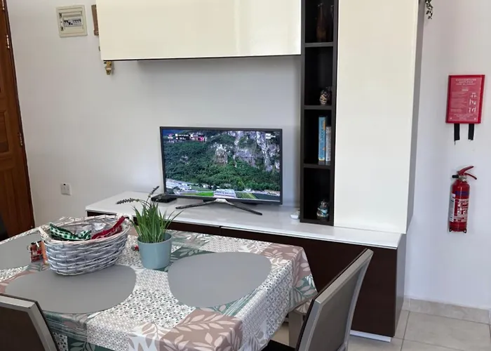 Cosy 2 Bedroom Penthouse With Terraces & Seaview