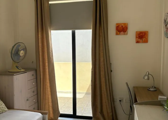 Cosy 2 Bedroom Penthouse With Terraces & Seaview Appartamento *